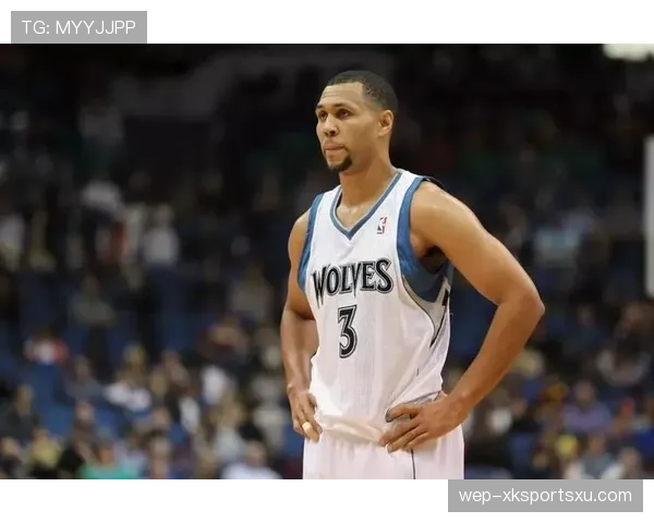 布兰登·罗伊通过无球跑动拉开空间，提升球队关键时刻得分效率