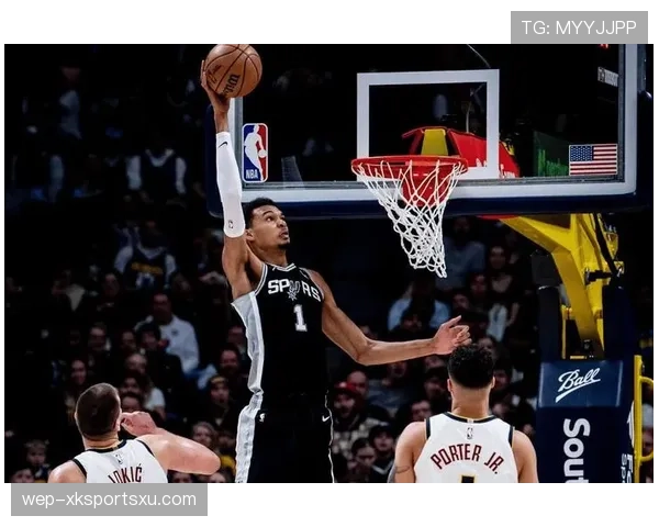 文班亚马挡拆吸引包夹，盖帽压过约基奇